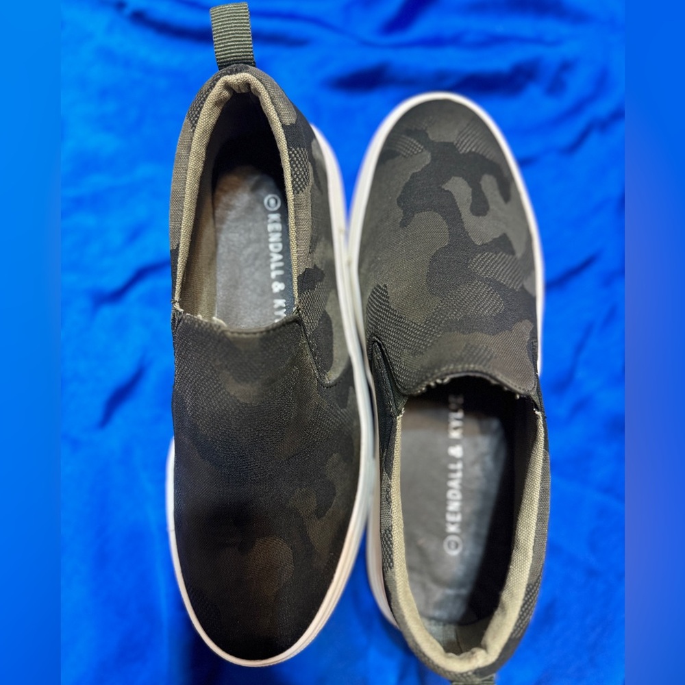 Kendall & Kylie Canvas Camo platform loafer